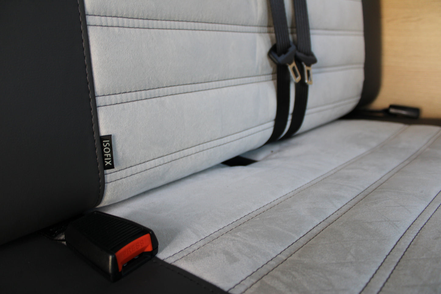 Dank Isofix, Ein Kindersitz im Wohnmobil, sicher installiert für eine reibungslose und sichere Reise.