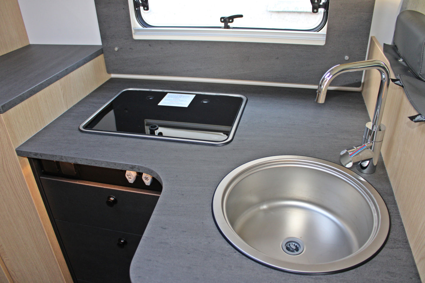 Eine gut ausgestattete Wohnmobil-Küche, die zum Spaß und Genuss beim Kochen einlädt.