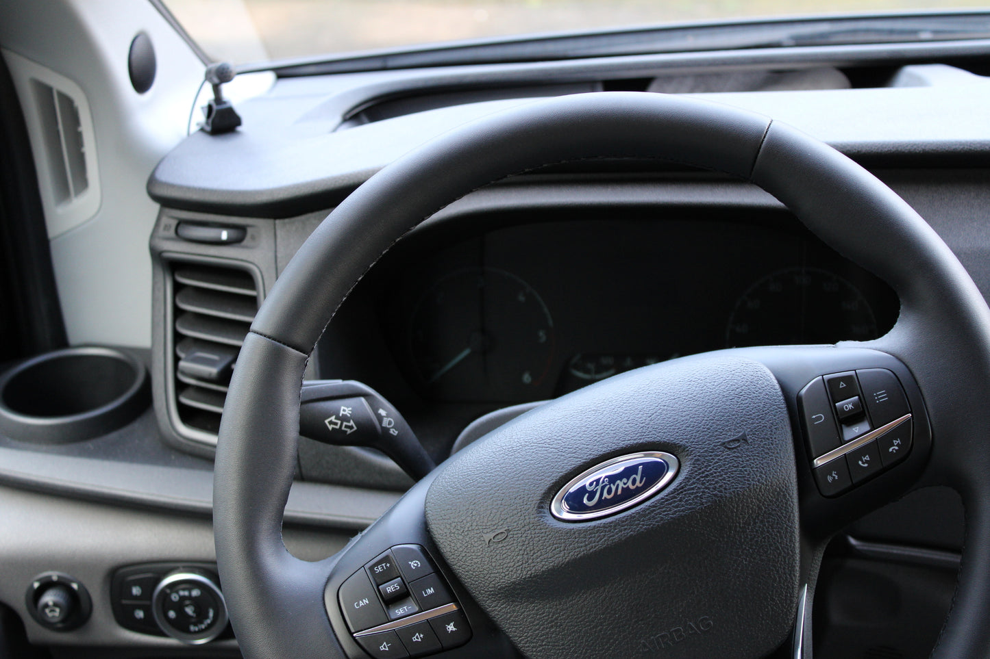 Ein minimalistisches Wohnmobil-Cockpit mit einem schlanken Design und wenigen Bedienelementen.