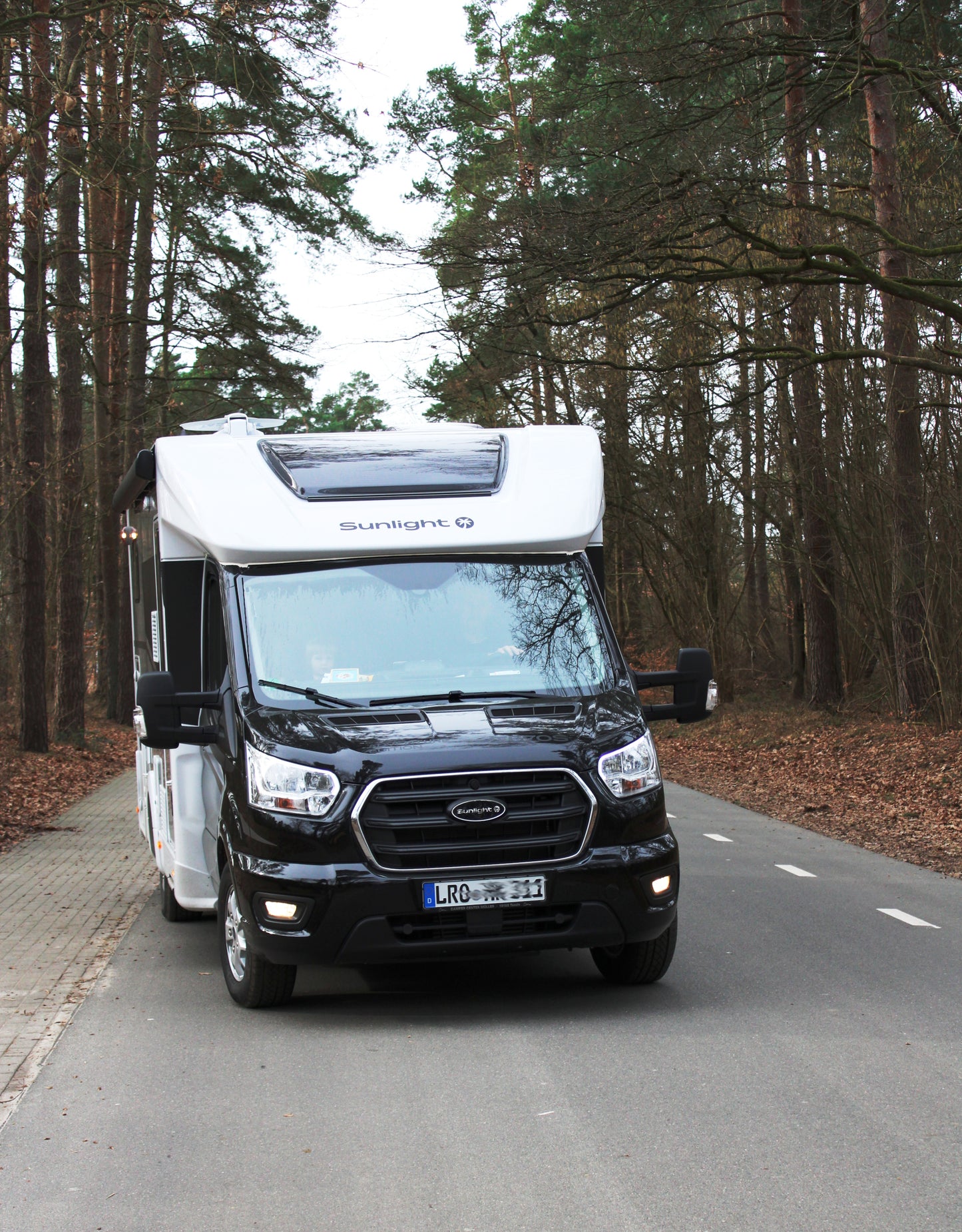 Ein Wohnmobil mit 155 PS, das Fahrspaß verspricht.